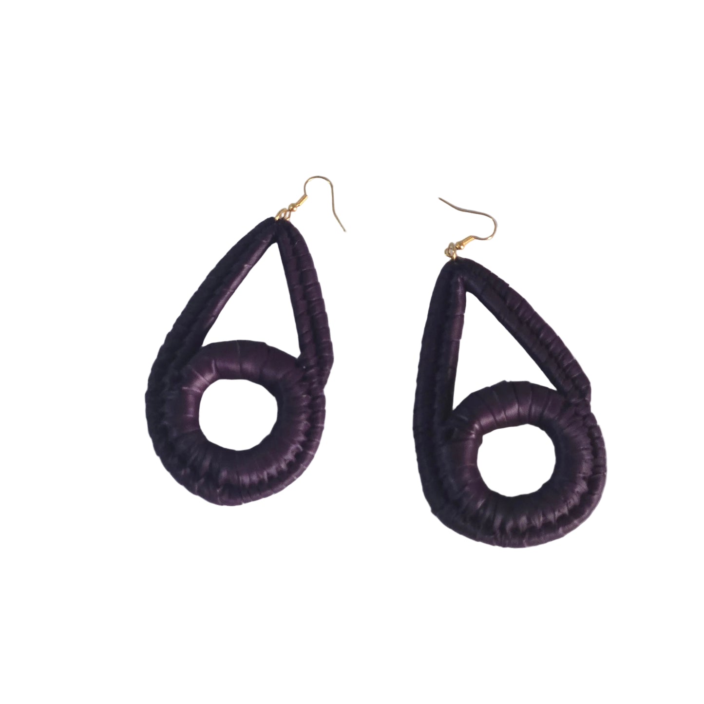 Pair of purple teardrop-shaped raffia earrings