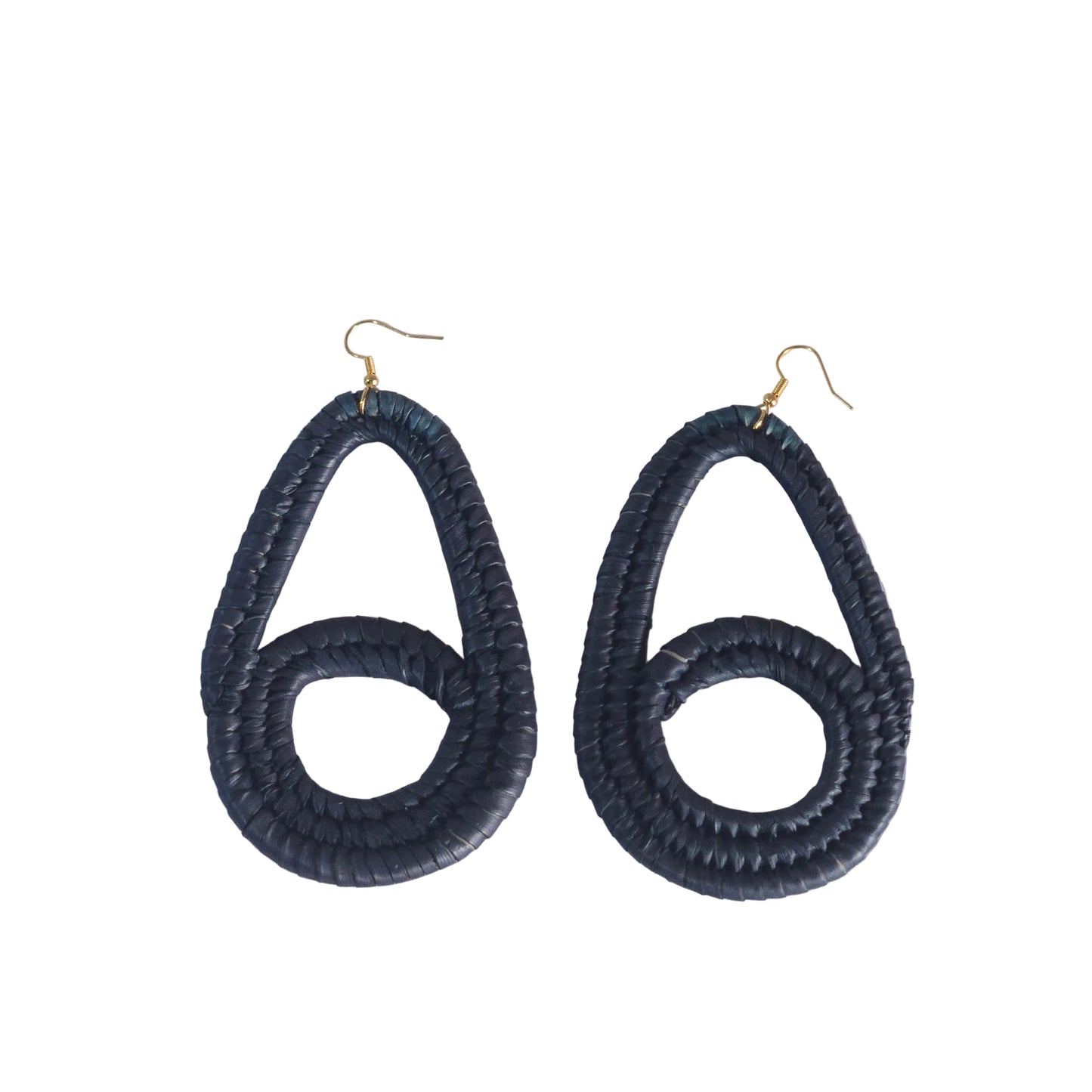 Black teardrop-shaped raffia earrings