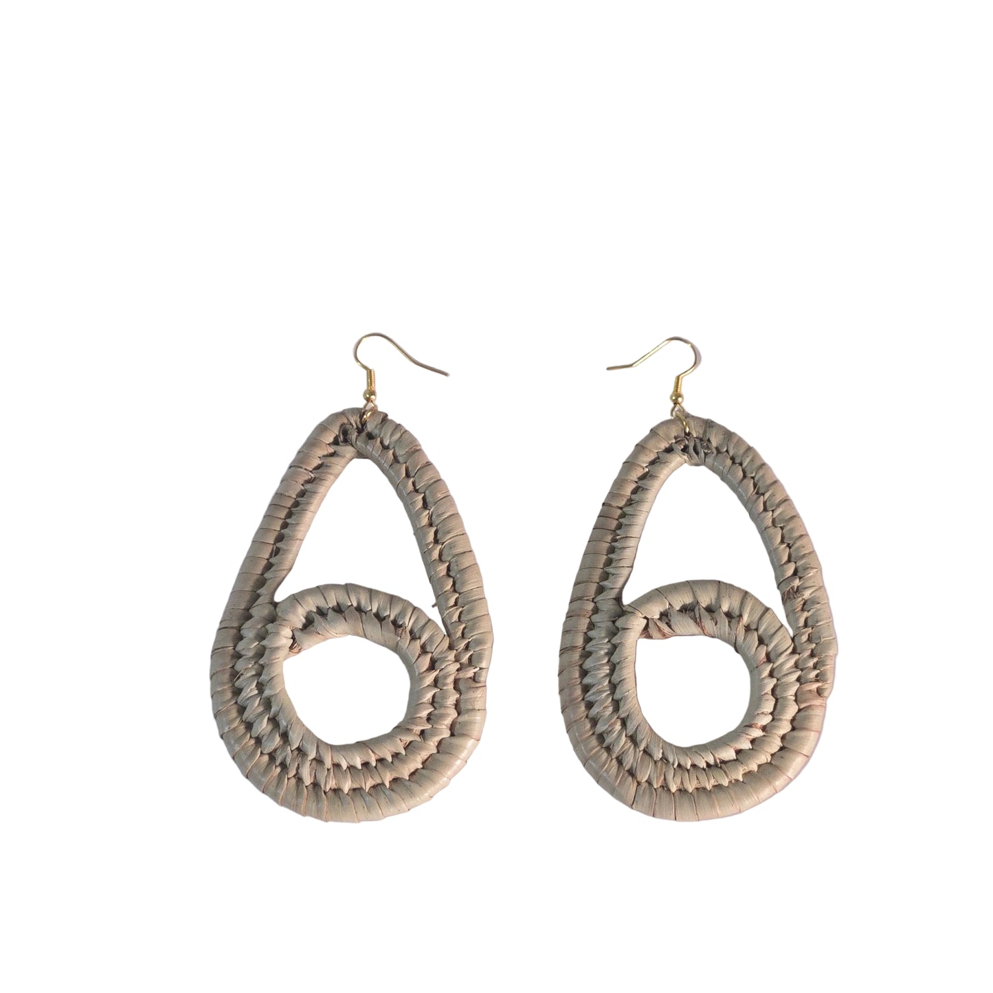 Teardrop-shaped raffia earrings with woven design
