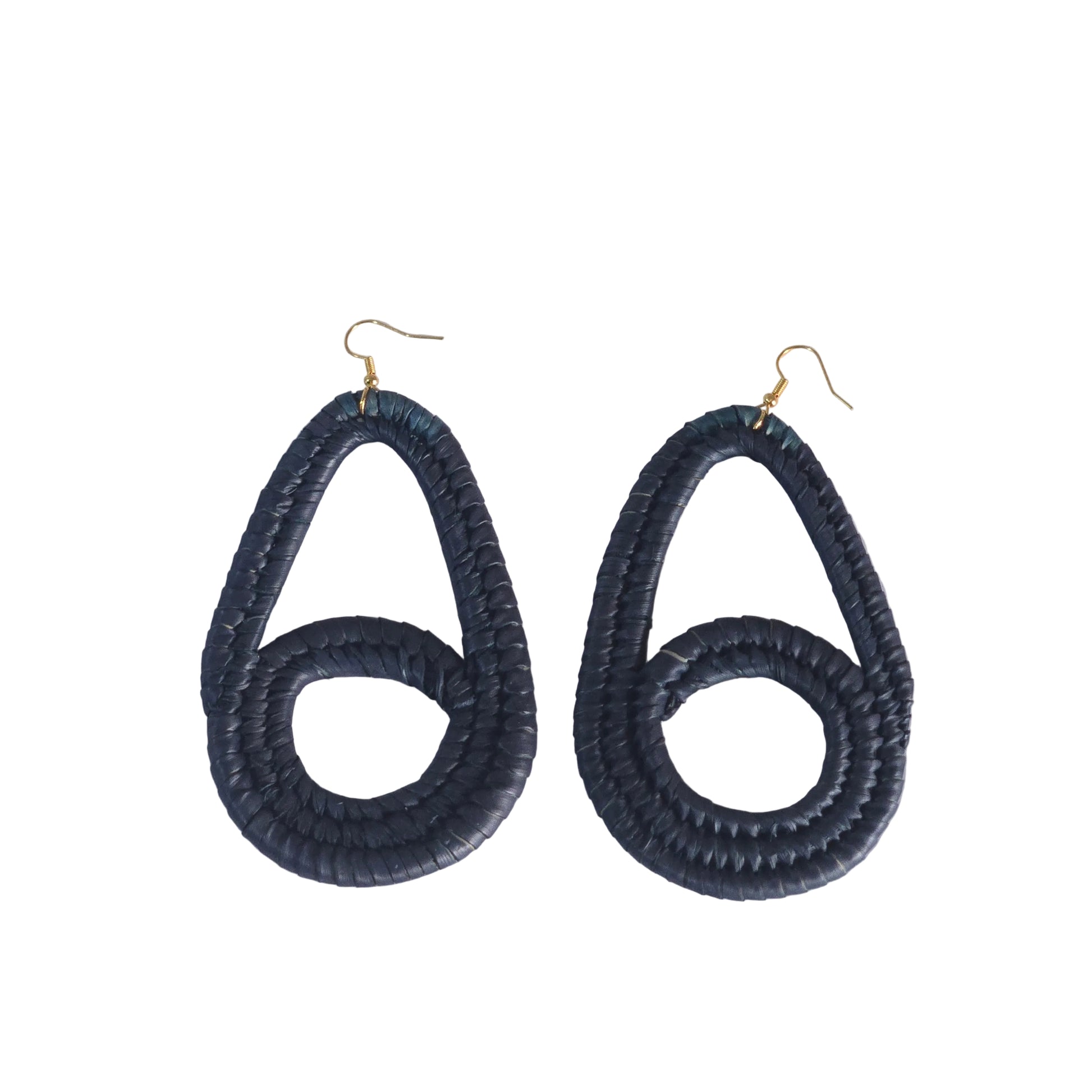 Black teardrop-shaped raffia  earrings 