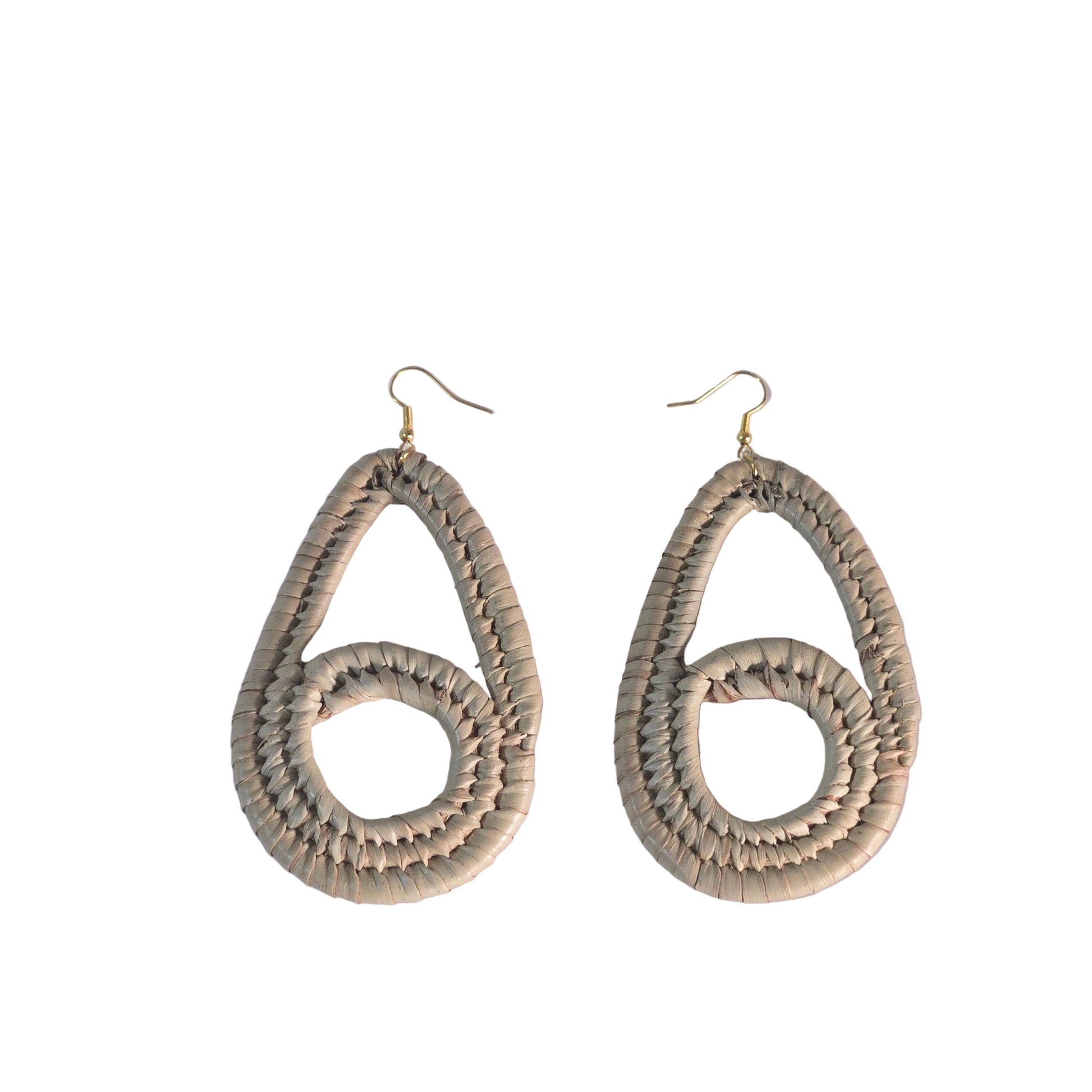 Teardrop-shaped raffia earrings with woven design 