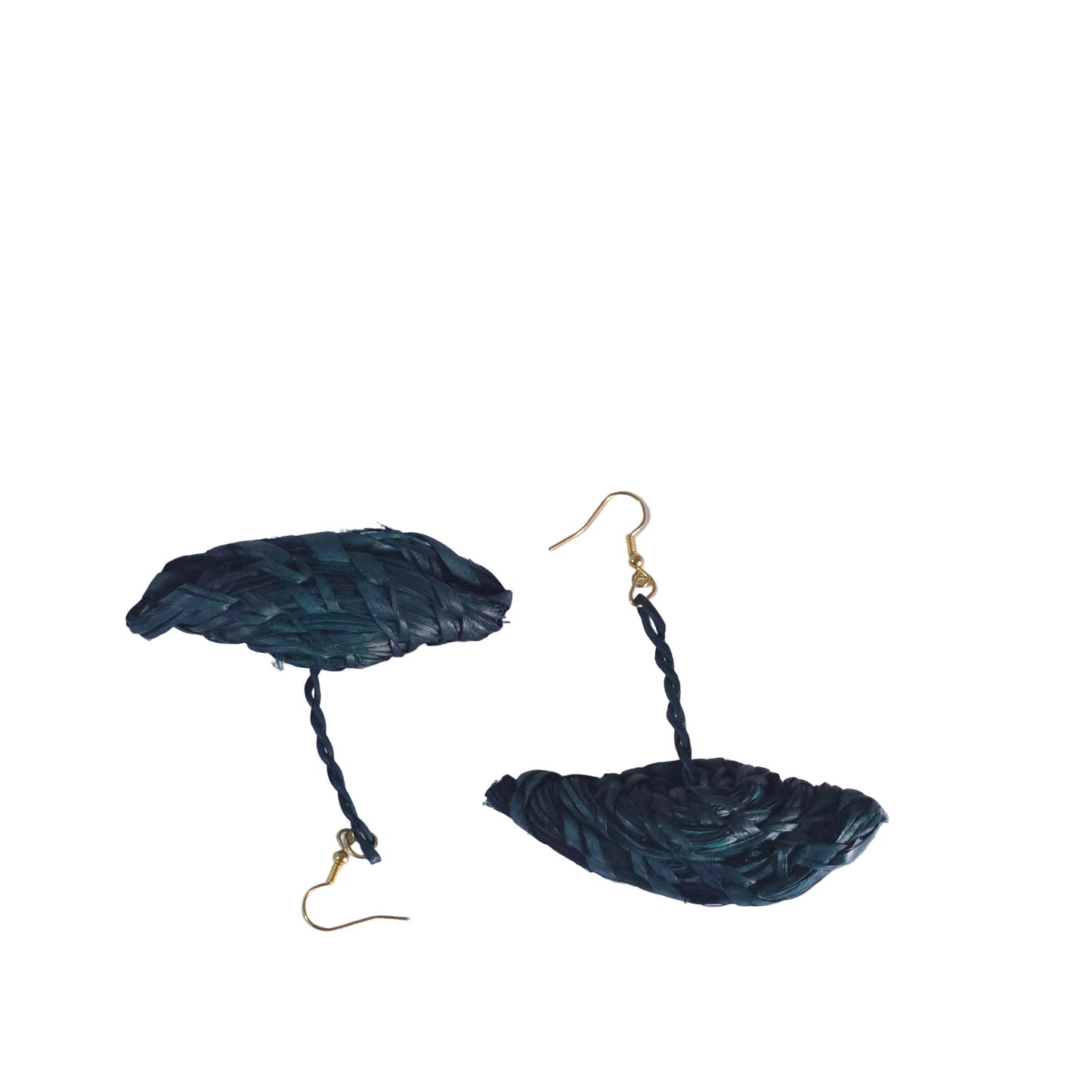 Pair of green leaf-shaped raffia  earrings